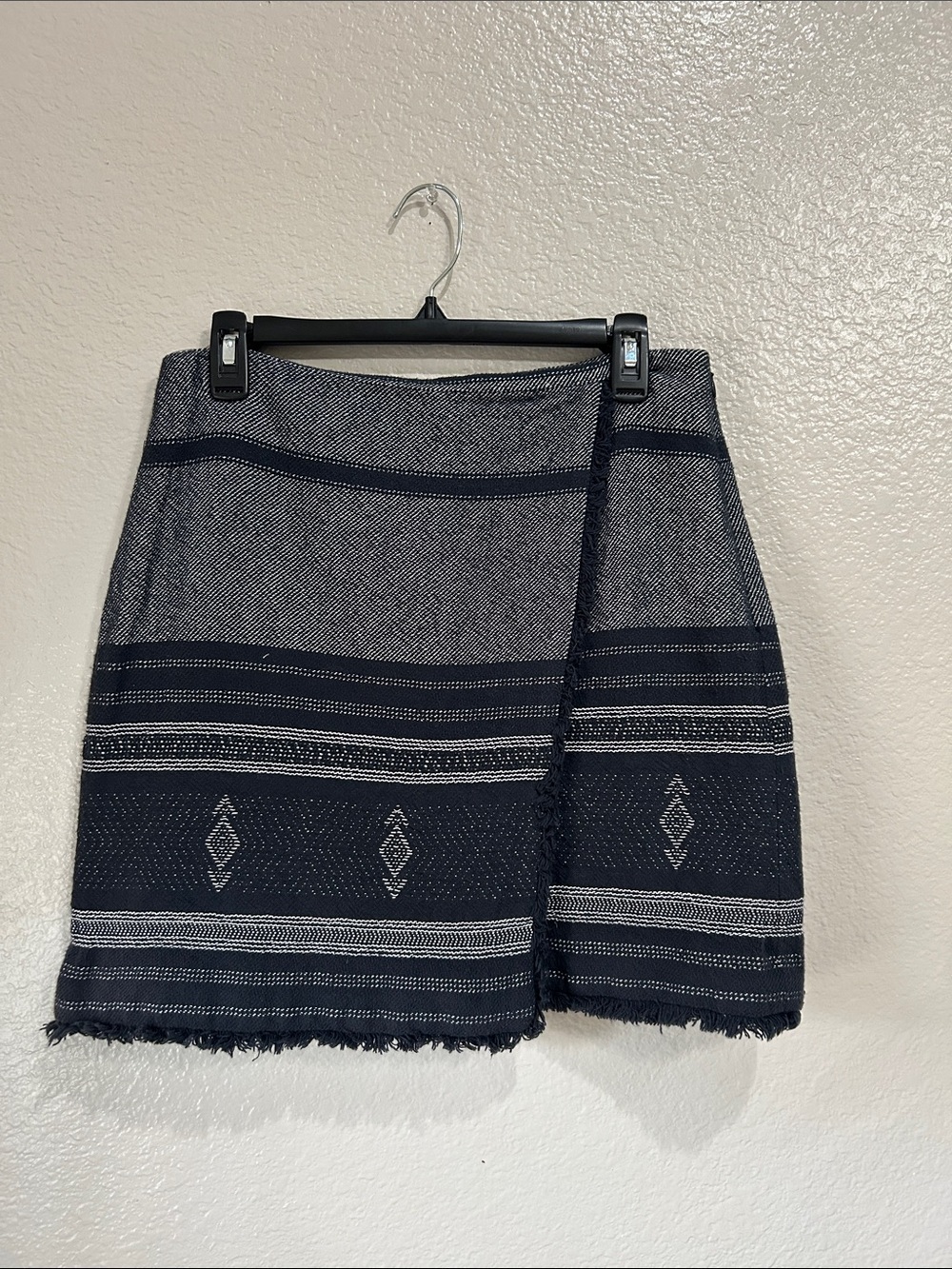 LOFT Navy Gray Patterned Wrap Mini Skirt Aztec Office Summer Boho Sz 8 TC0223
